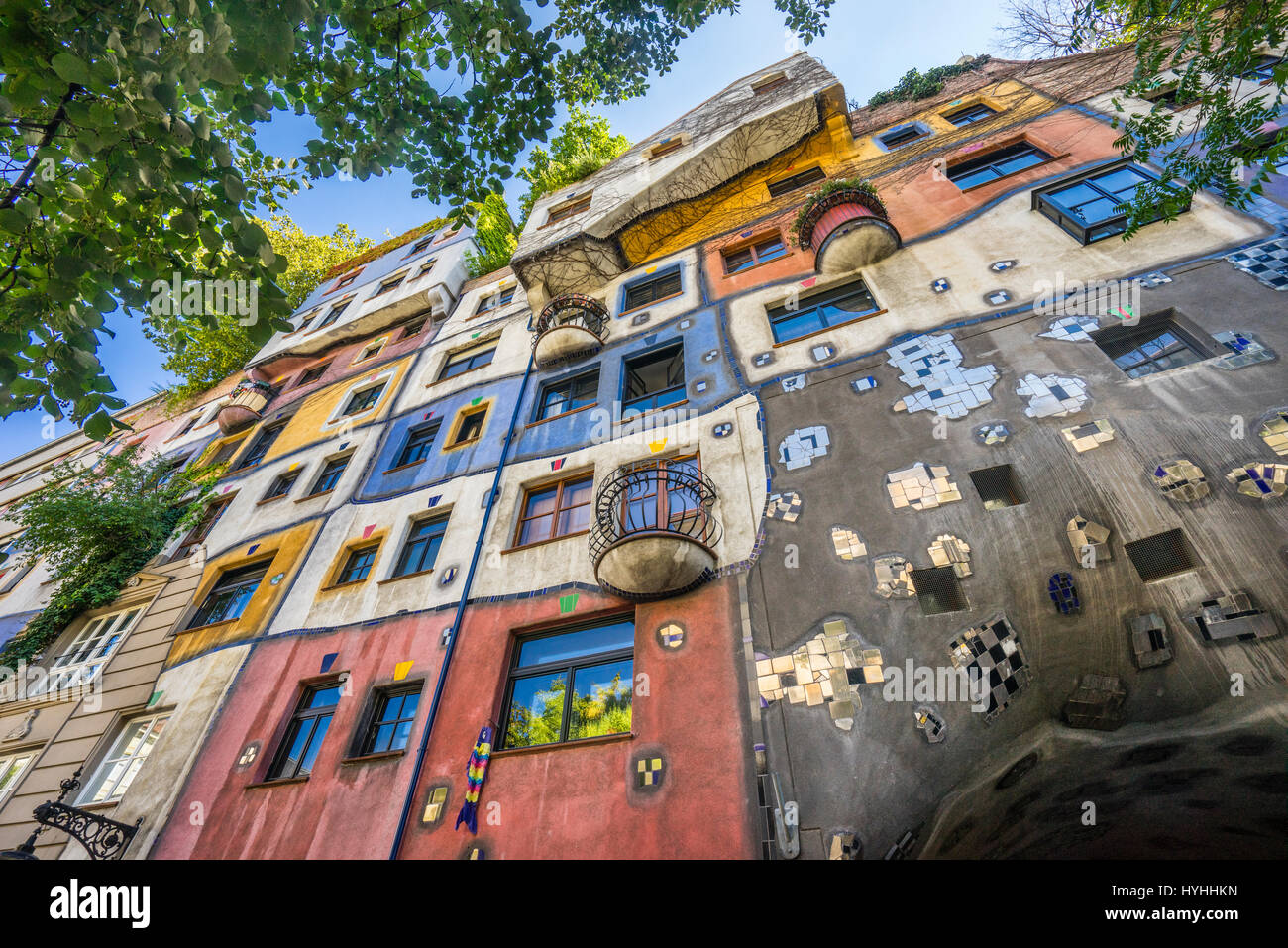 Austria, Vienna Landstraße distretto, vista l'Hundertwasserhaus, un alloggiamento pubblico appartamento edificio con piani ondulati, thas è diventato un ex Foto Stock