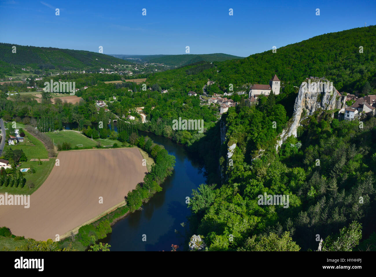 Vista su St Cirque Lapopie e il fiume Lot, nel sacco Dipartimento dell'Occitanie, Francia. Foto Stock