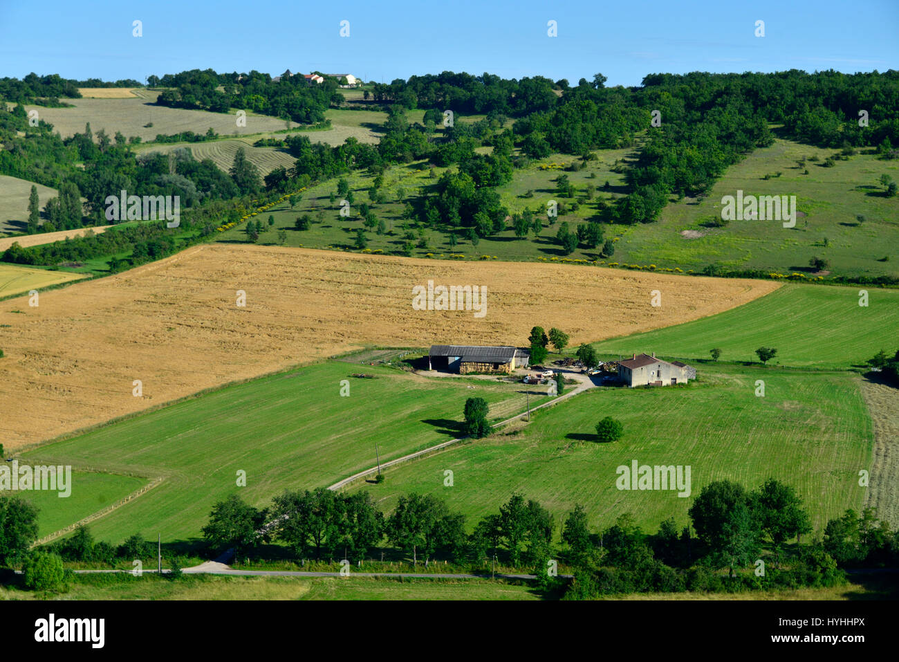 Estate farmscape nella valle Cerou, preso dalla medievale hilltop village di Cordes-sur-Ciel, nell'Occitanie dipartimento della Francia meridionale. Foto Stock