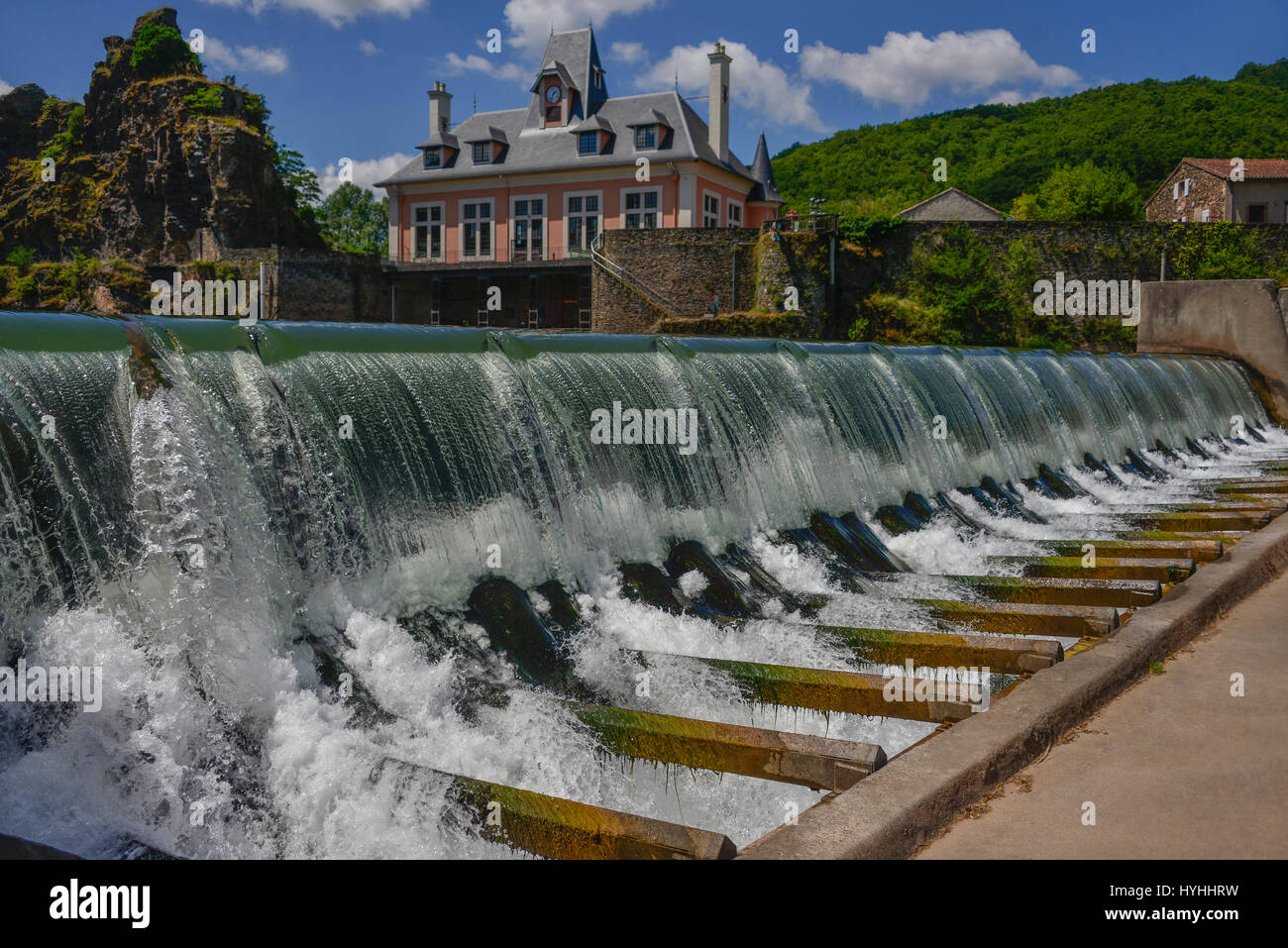 La diga sul fiume Tarn, Ambialet, Occitanie, Francia. La vecchia energia elettrica house è in background. Foto Stock