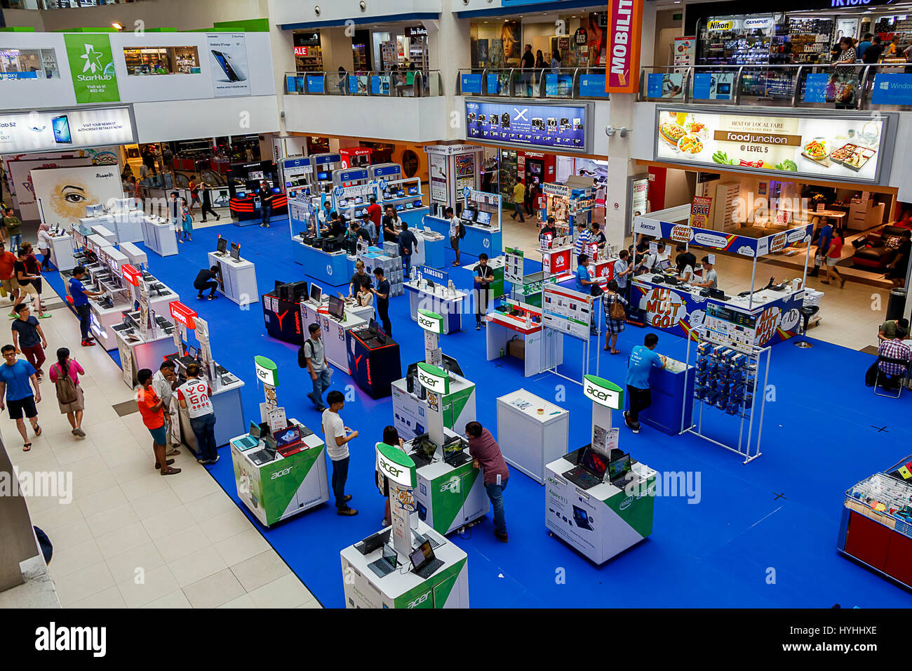 Sales stallsof più produttori di computer. Prese a Funan Vita Digitale Mall, Singapore Foto Stock