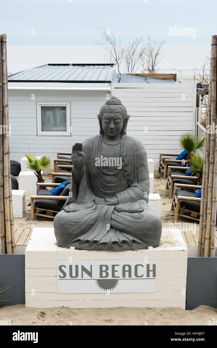 Statua del dio indiano Shiva, Blankenberge promenade al di fuori del beach bar / ristorante della spiaggia di Sun. Fiandra occidentale provincia. La regione fiamminga. Belgio Foto Stock