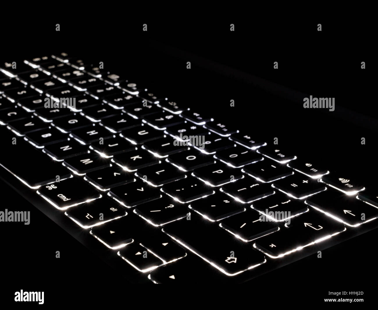 Una tastiera illuminata su sfondo nero Foto Stock