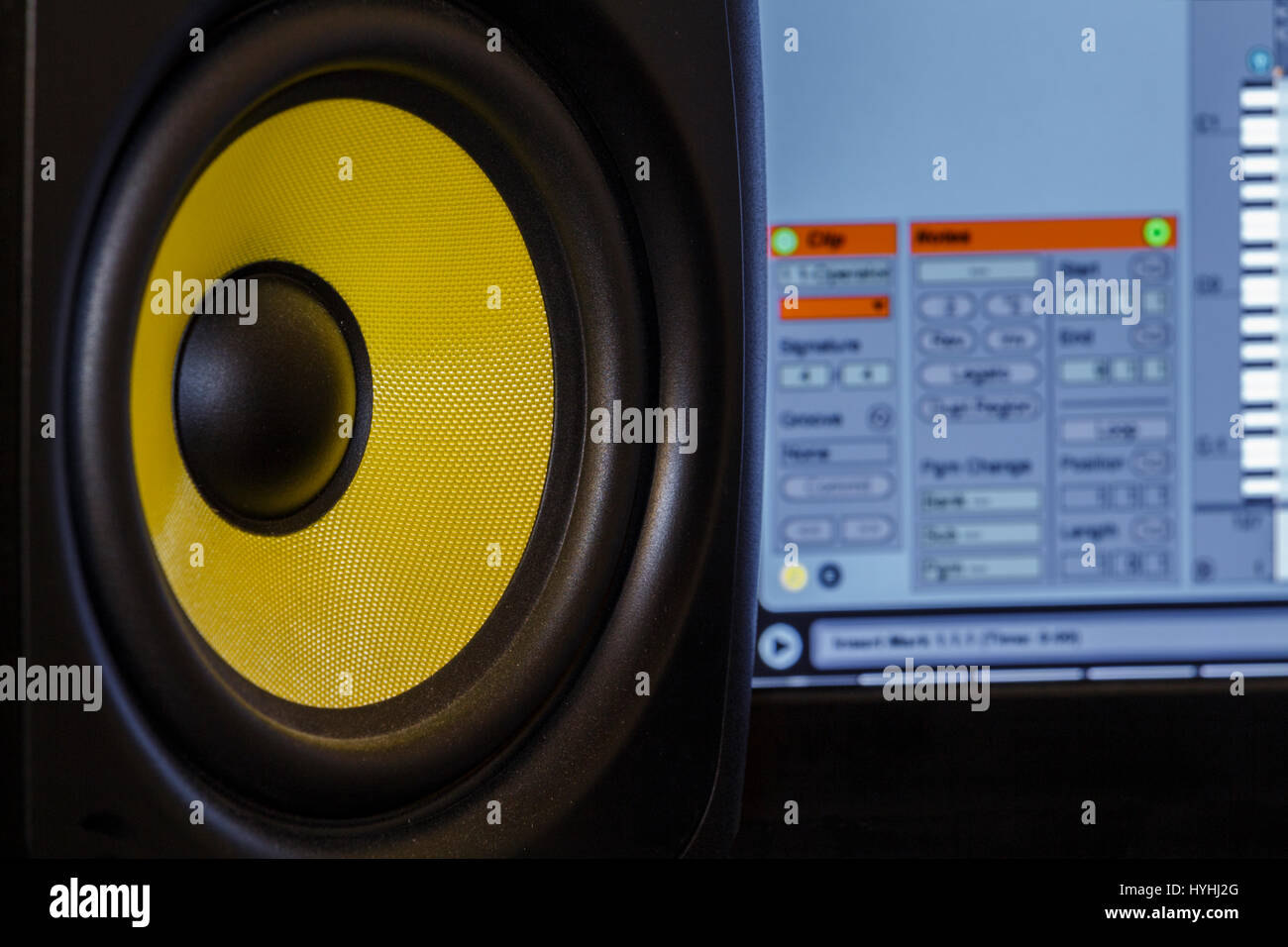 Immagine ravvicinata di un altoparlante audio con il software di produzione musicale in background Foto Stock