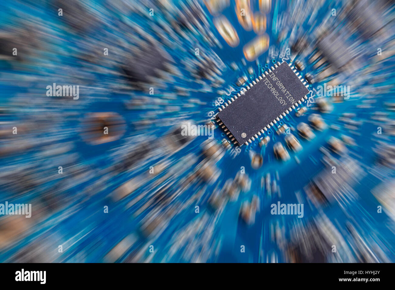 Scheda a circuito stampato con la tecnologia dell'informazione scritta su chip Foto Stock