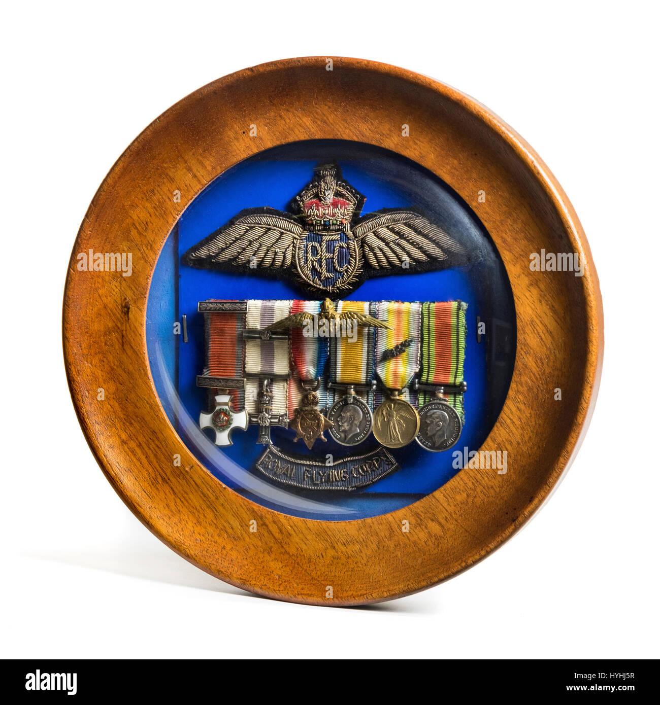 Incorniciato WW1 Royal Flying Corps triple galanteria medaglia in miniatura gruppo insieme con i lingotti ricamato RFC piloti ali badge e RFC titolo di spalla. Foto Stock