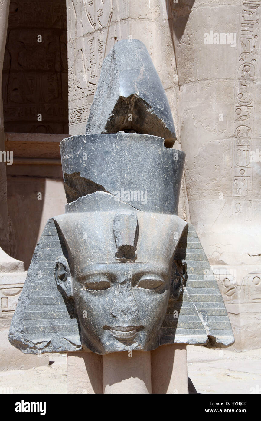 Testa di granito del faraone Ramesse ll presso il suo memoriale tempio di Luxor Foto Stock