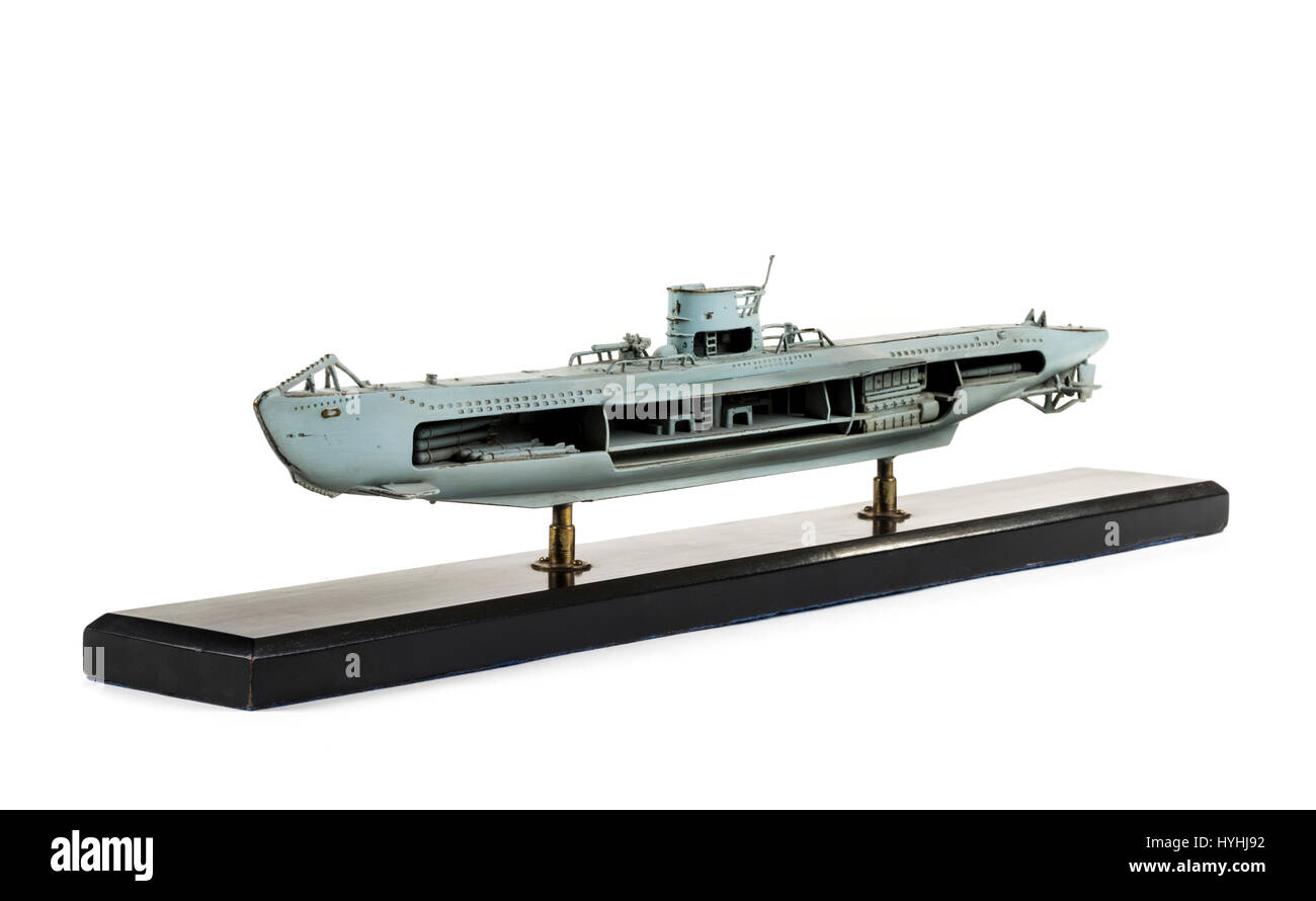 Ottone modello asportata di un WW2 U-boat tedesca dipinto in grigio con interni dettagliati ha rivelato, montato su un plinto ebonised Foto Stock
