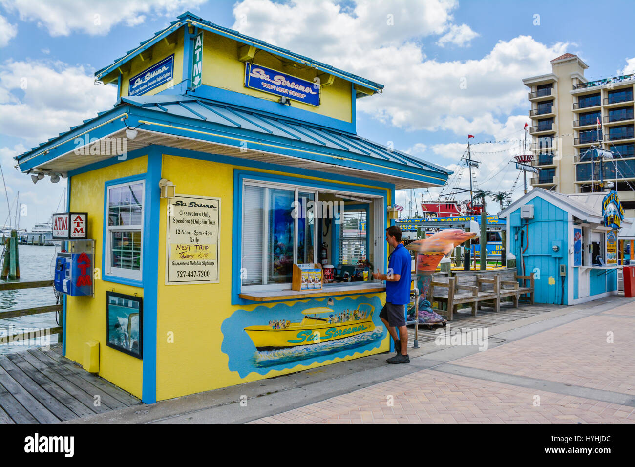 Un cliente in corrispondenza della finestra di Sea Screamer biglietteria sul Clearwater Beach Marina, FL vende Dolphin tours in mondi più grande motoscafo Foto Stock
