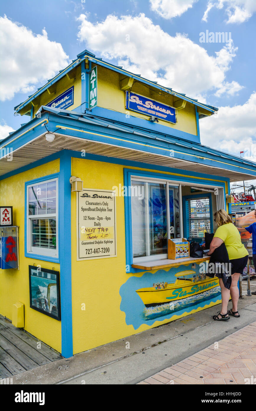 Un cliente in corrispondenza della finestra di Sea Screamer biglietteria sul Clearwater Beach Marina, FL vende Dolphin tours in mondi più grande motoscafo Foto Stock