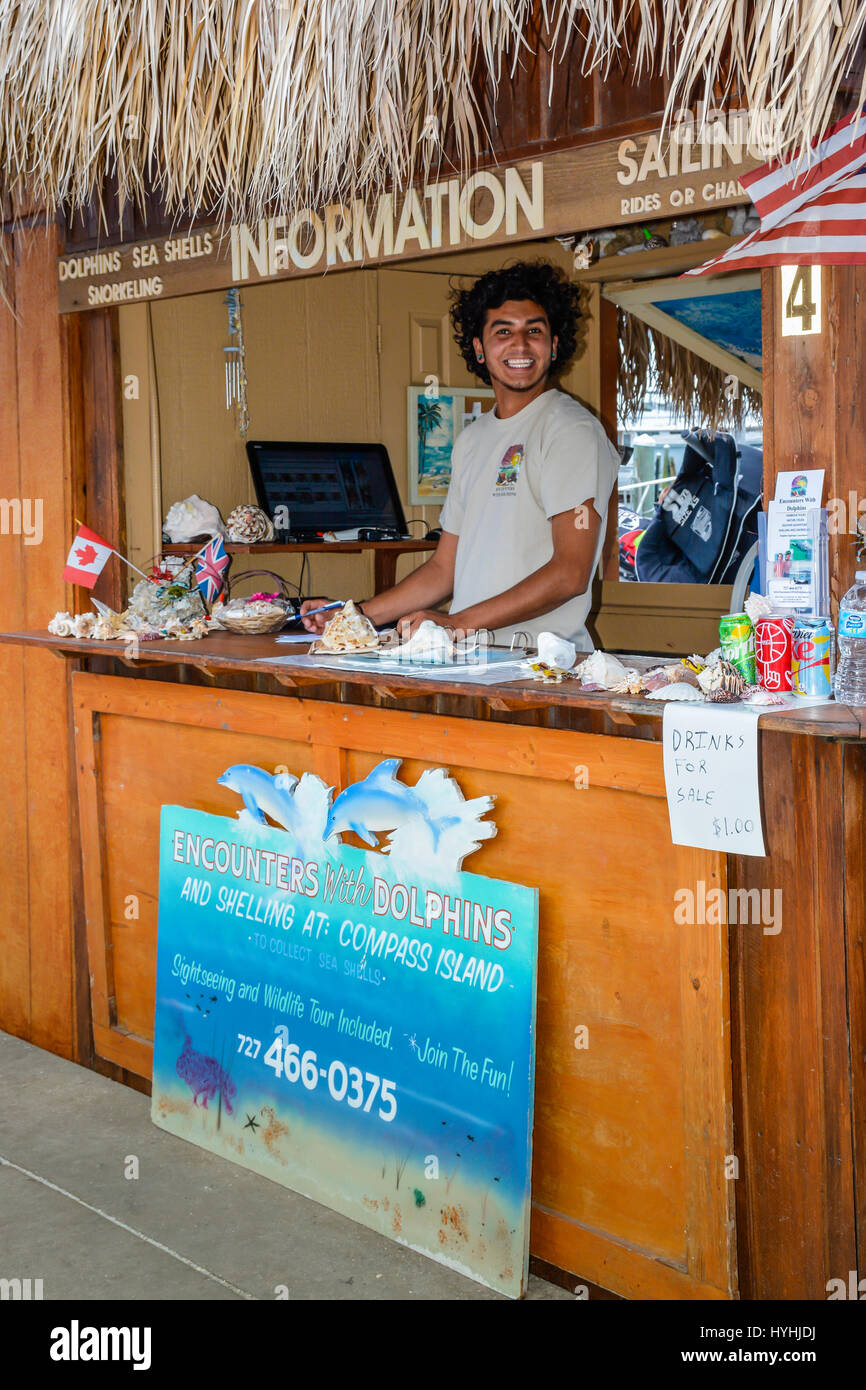 Un uomo sorridente impiegata da "Incontri con i Delfini' è pronto per il business di vendere biglietti per avvistamento delfini escursioni, anche sgusciatura, visite turistiche Foto Stock