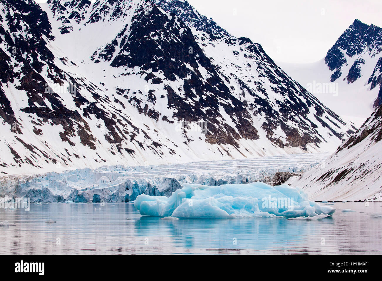 Wagonwaybreen, un ghiacciaio di uscita sboccante in Magdalenefjorden, un 8km di lunghezza e 5 km di larghezza fiordo, sulla costa occidentale di Spitsbergen, nell'Artico archip Foto Stock