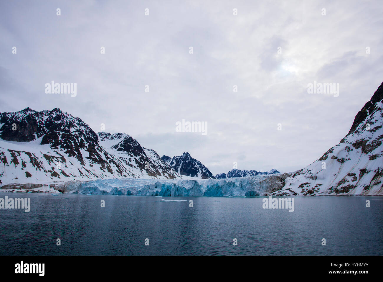 Wagonwaybreen, un ghiacciaio di uscita sboccante in Magdalenefjorden, un 8km di lunghezza e 5 km di larghezza fiordo, sulla costa occidentale di Spitsbergen, nell'Artico archip Foto Stock