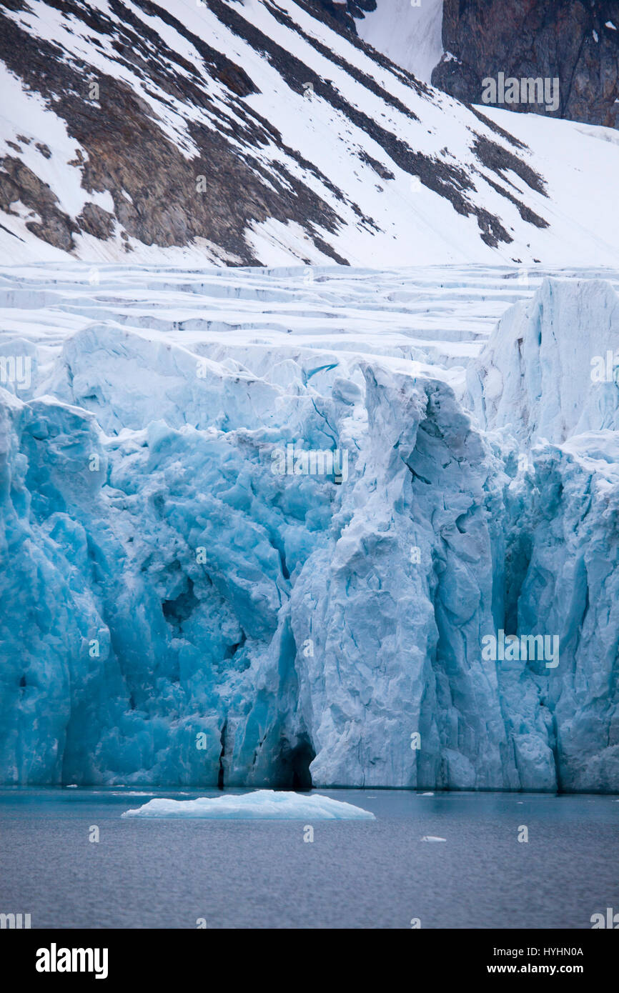 Wagonwaybreen, un ghiacciaio di uscita sboccante in Magdalenefjorden, un 8km di lunghezza e 5 km di larghezza fiordo, sulla costa occidentale di Spitsbergen, nell'Artico archip Foto Stock