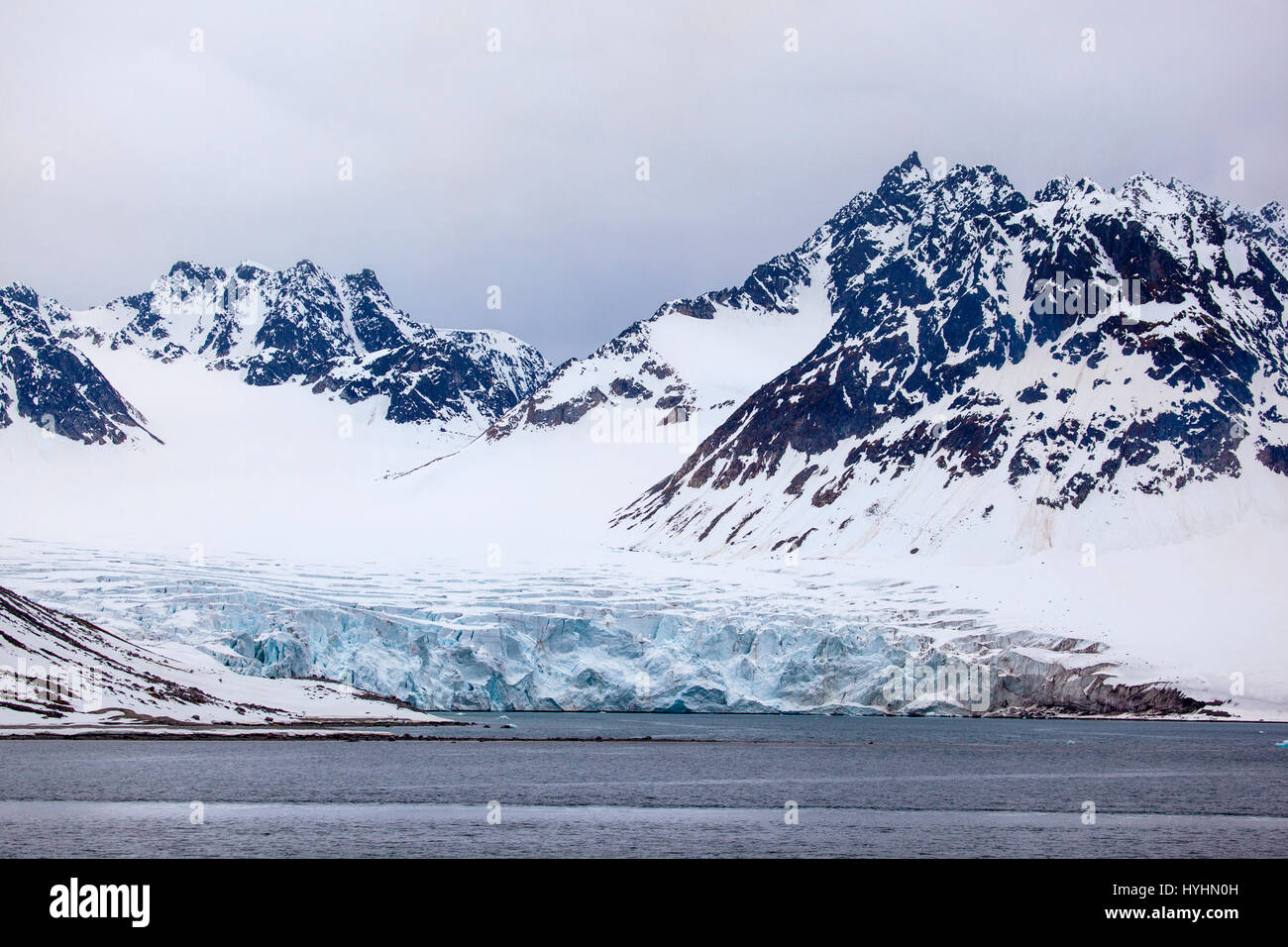 Wagonwaybreen, un ghiacciaio di uscita sboccante in Magdalenefjorden, un 8km di lunghezza e 5 km di larghezza fiordo, sulla costa occidentale di Spitsbergen, nell'Artico archip Foto Stock