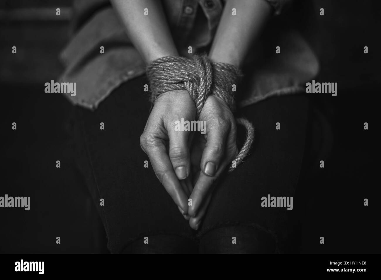 Impotenti terrorizzato donna incapace di muoversi Foto Stock