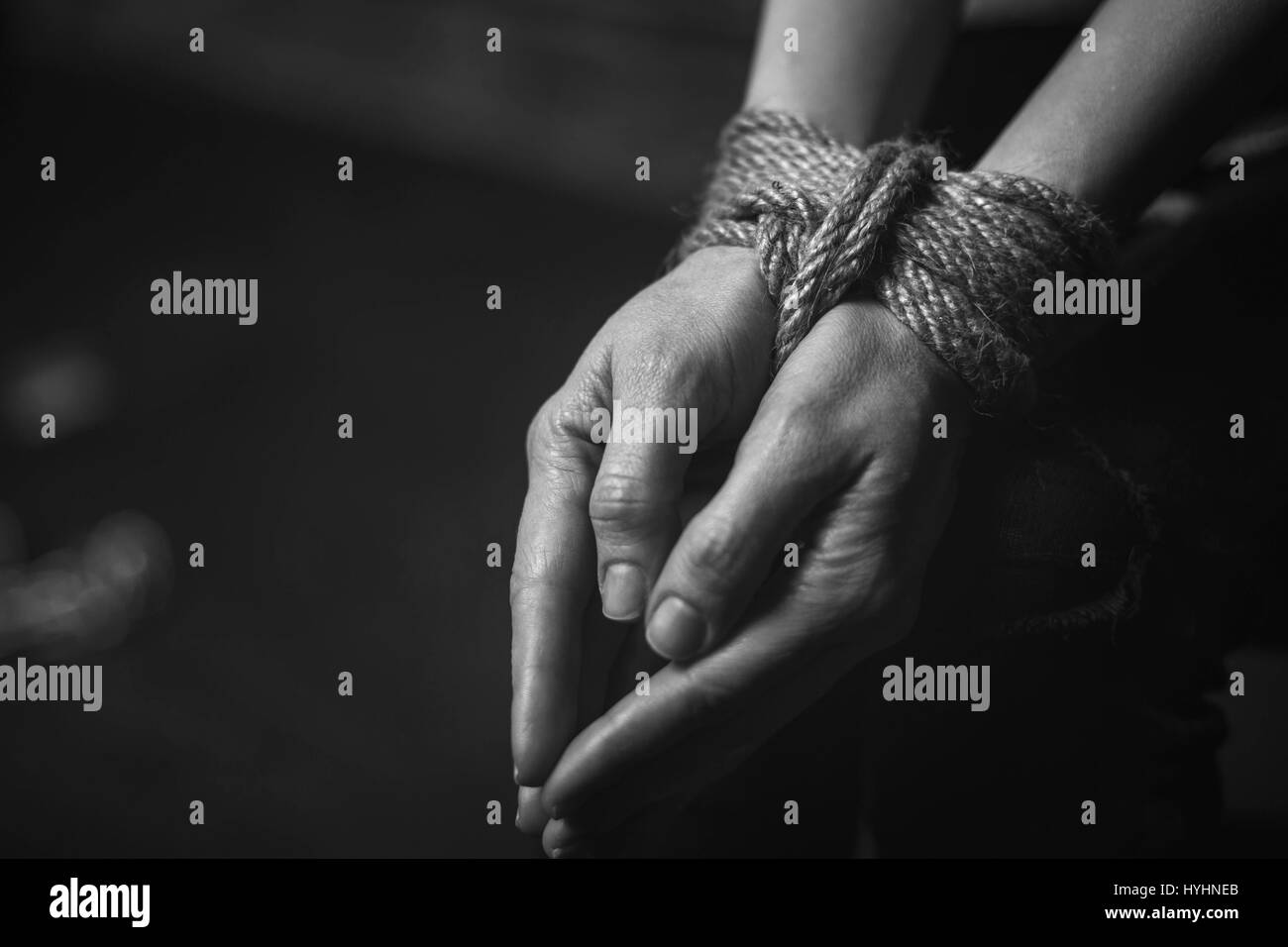 Giovani scared lady con fili fino Foto Stock