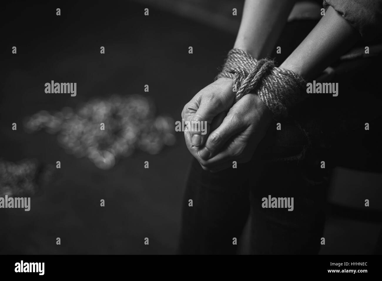 Debole piccola donna rapita Foto Stock