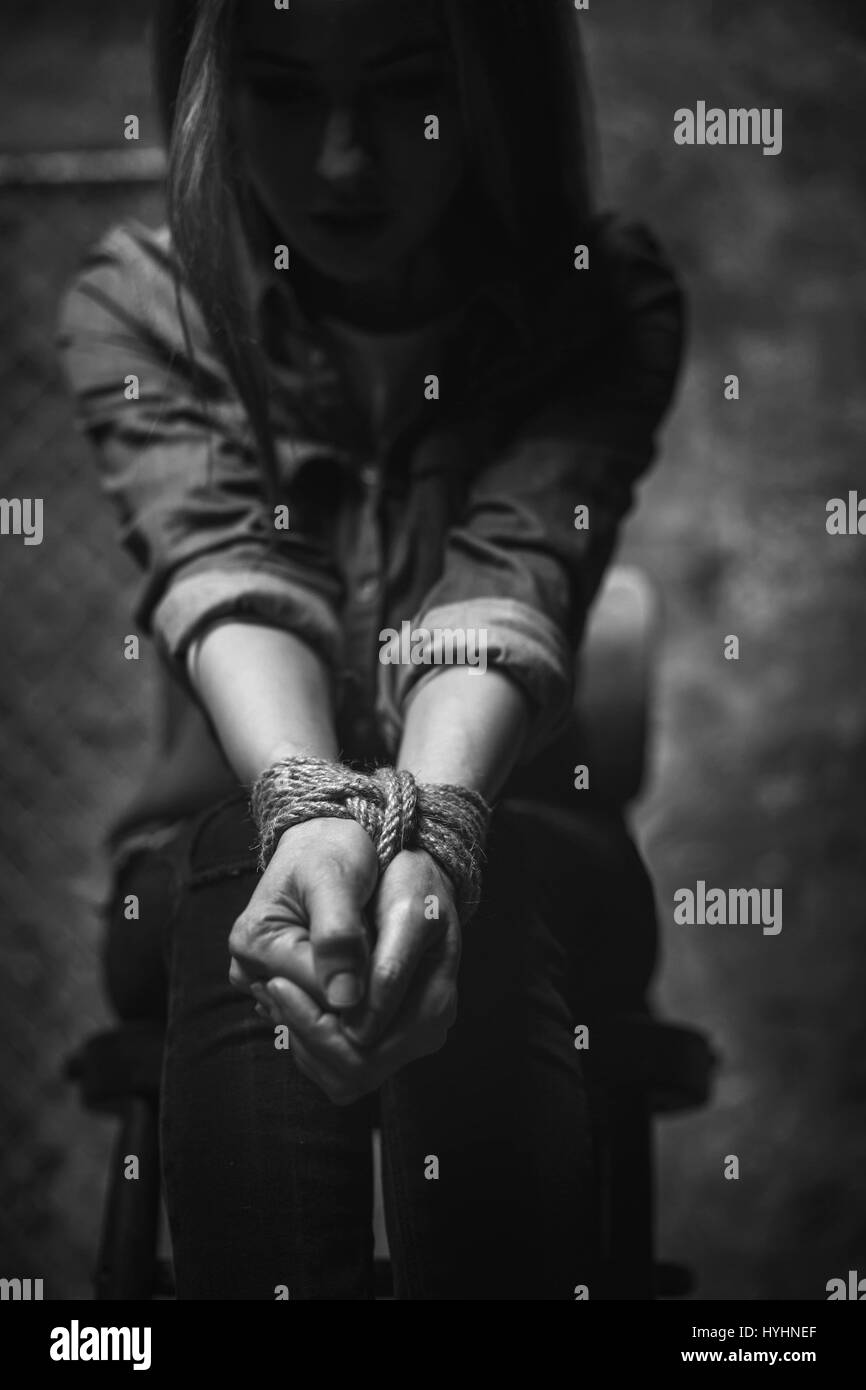 Triste donna abbandonata essendo indifesi Foto Stock