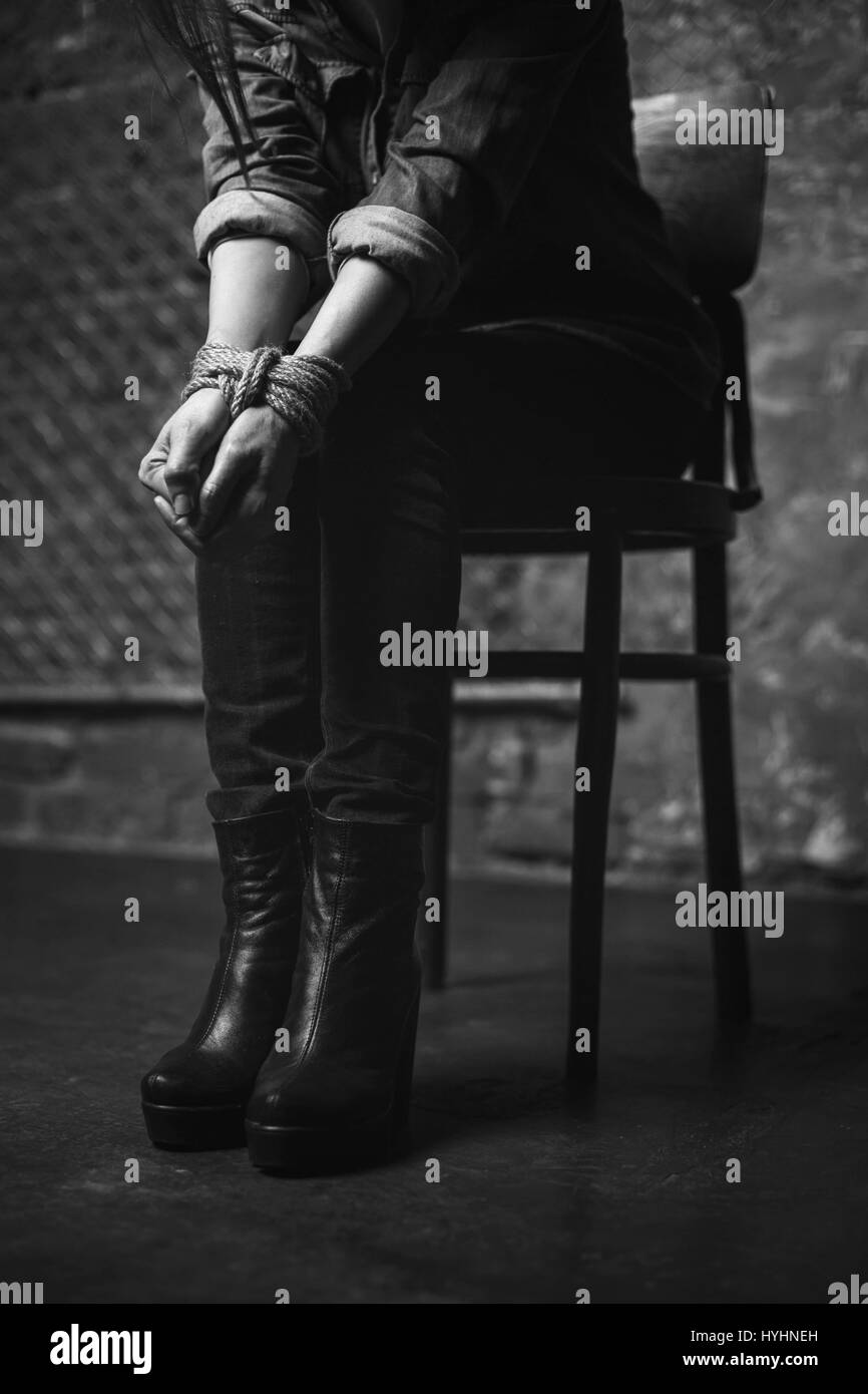 Oppressi disagiate donna essendo un ostaggio Foto Stock