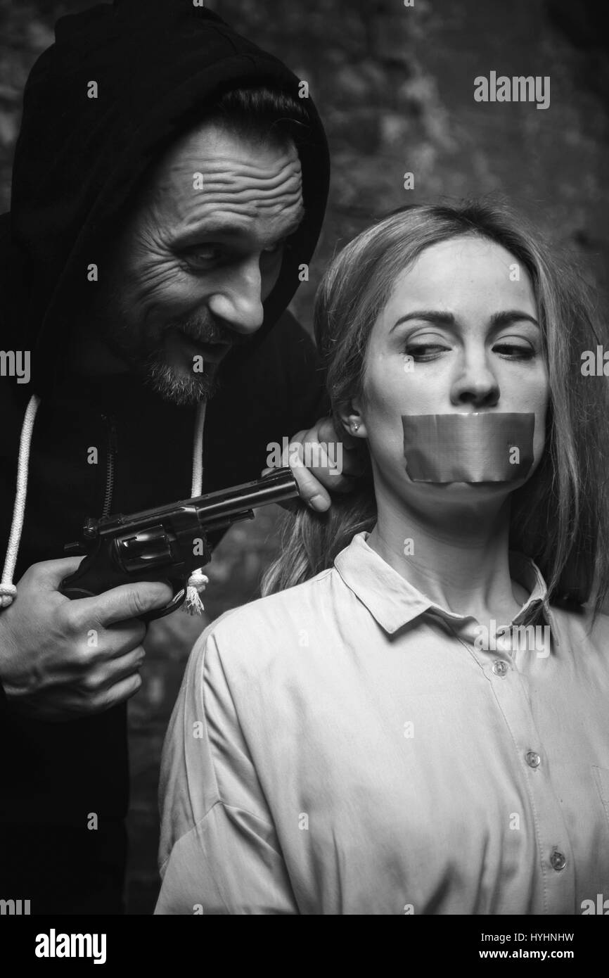 Crazy male abductor vittime esigente obbedienza Foto Stock