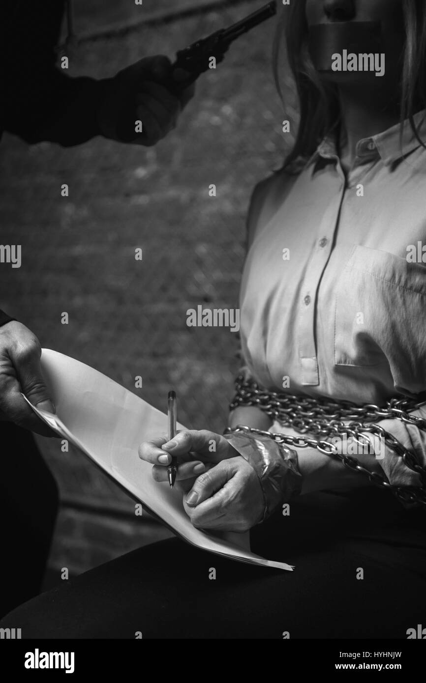 Imprenditrice disperata firma il contratto sotto pressione Foto Stock