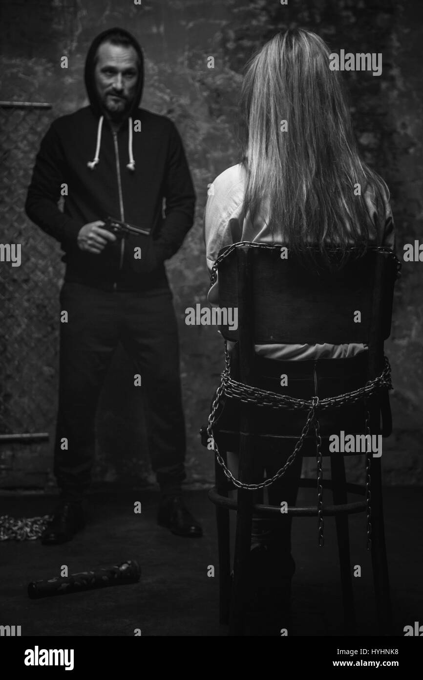 Arrogante empi abductor bulling suo ostaggio Foto Stock