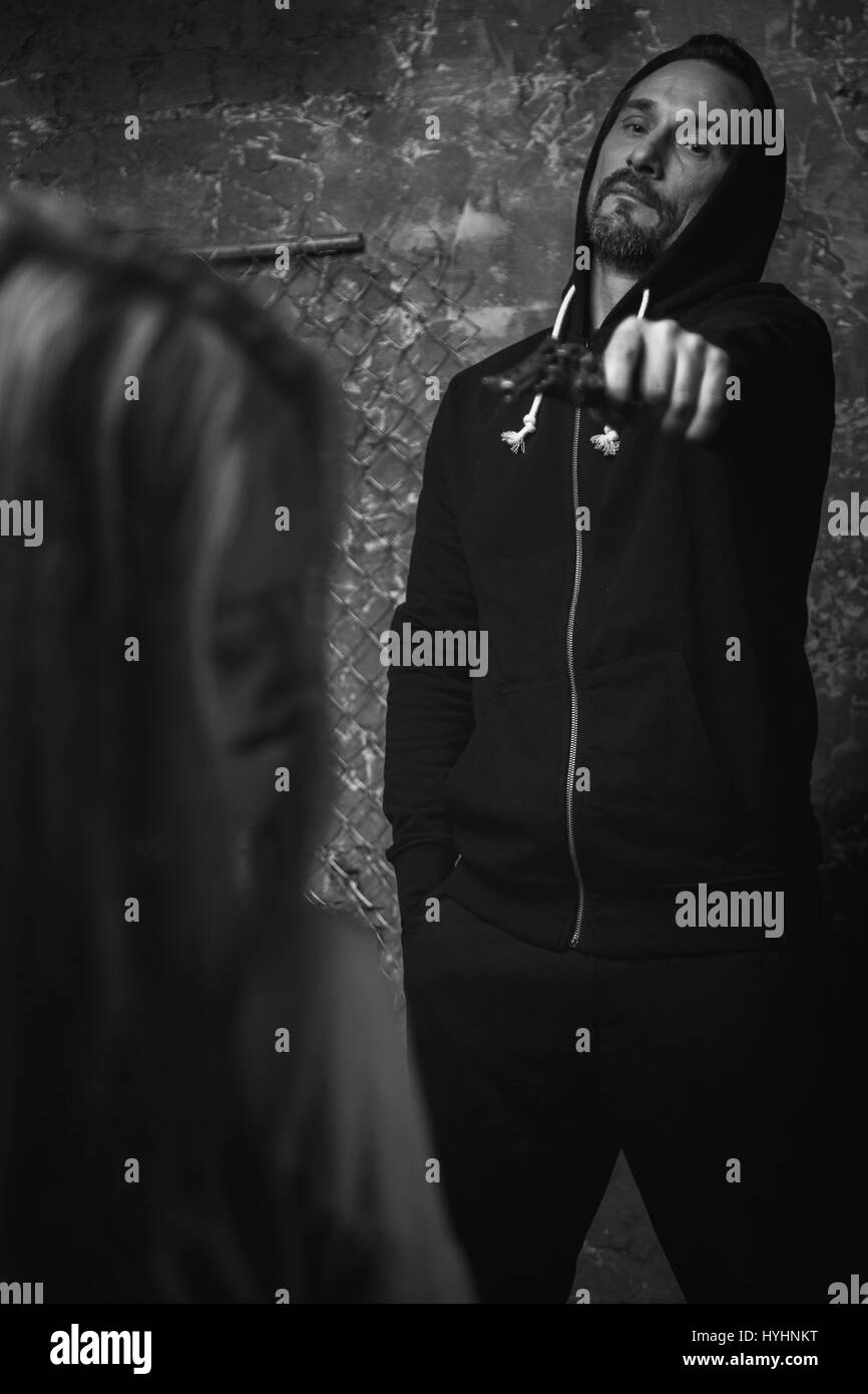 Arrabbiato crazy maniac che vogliono la ripresa di una donna Foto Stock