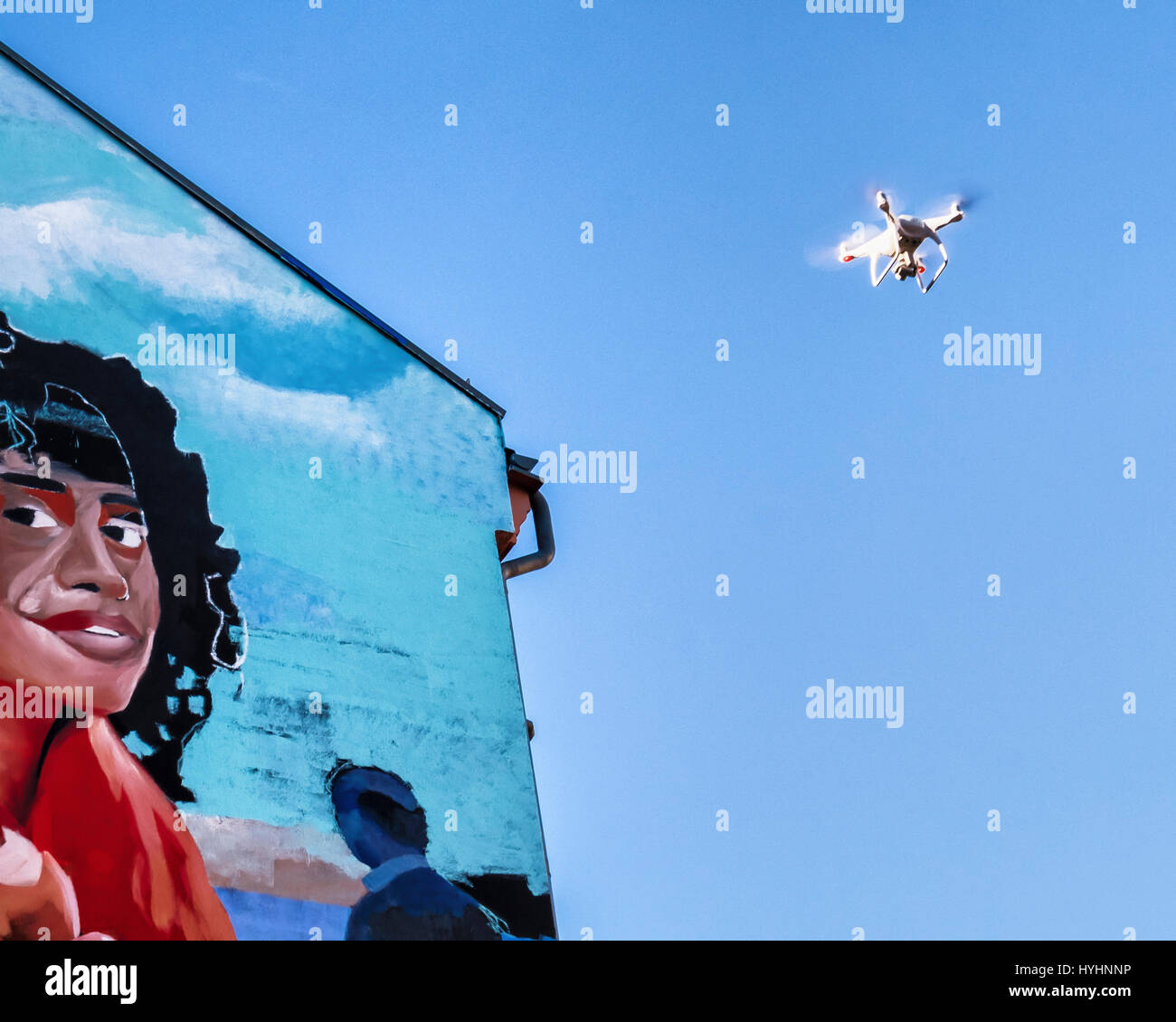 Berlino, Mitte. Mercedes-Benz murale pubblicitario. Dipinto da artisti commerciali - Fotografia e video di registrazione utilizzando Drone Foto Stock