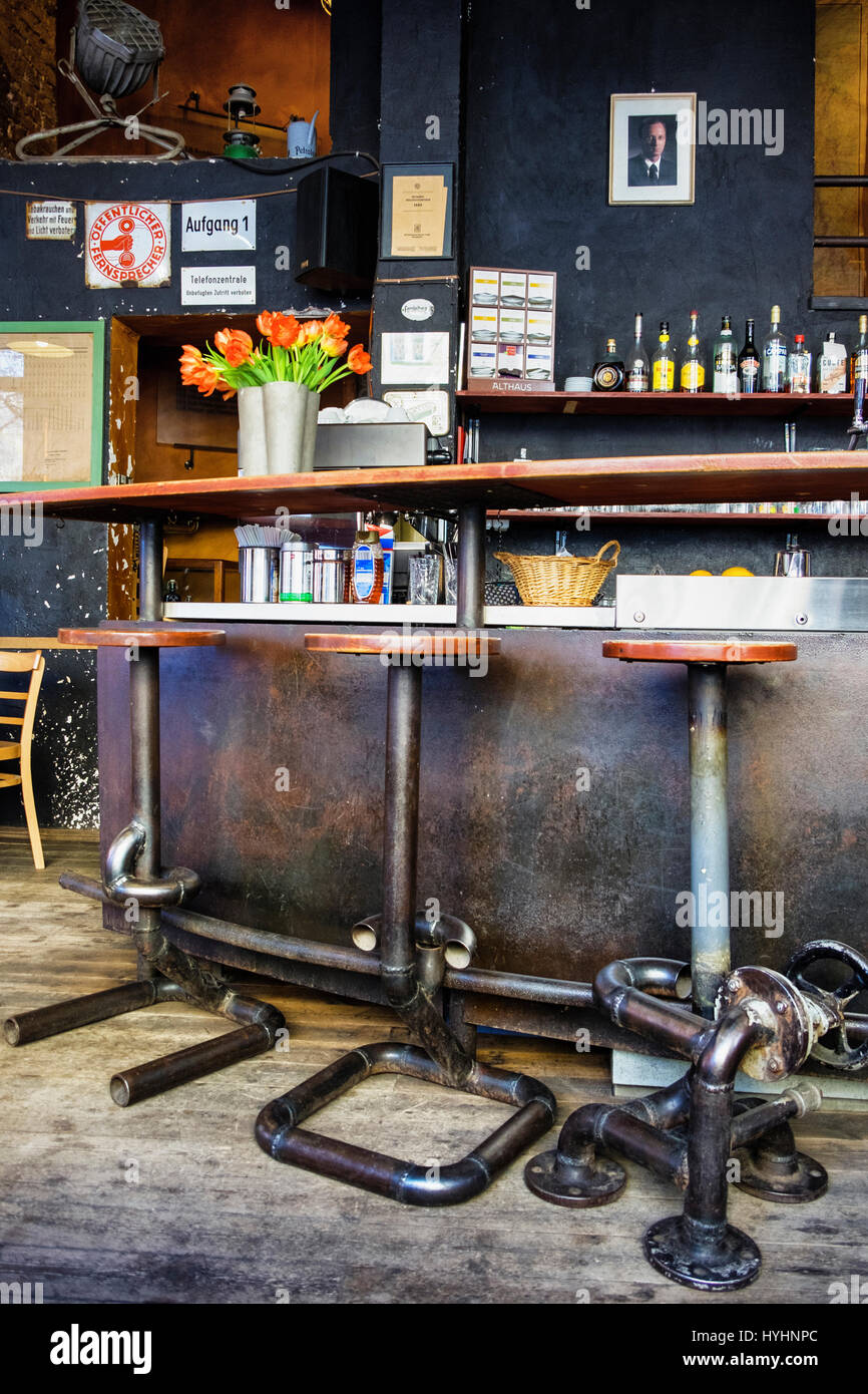 Schwarze Pumpe, interno tradizionale pub d'angolo tedesco, bar locale che serve cibo e bevande. Sgabelli fatti di tubi industriali rigenerati - Mitte, Berlino Foto Stock