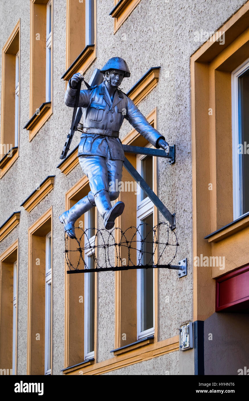 Berlino, Mitte.ponticello parete,Jumping soldato sculpture.tedesco orientale guardia di confine, Conrad Schumann, salta sopra il filo spinato di fuggire da Berlino Est durante Foto Stock