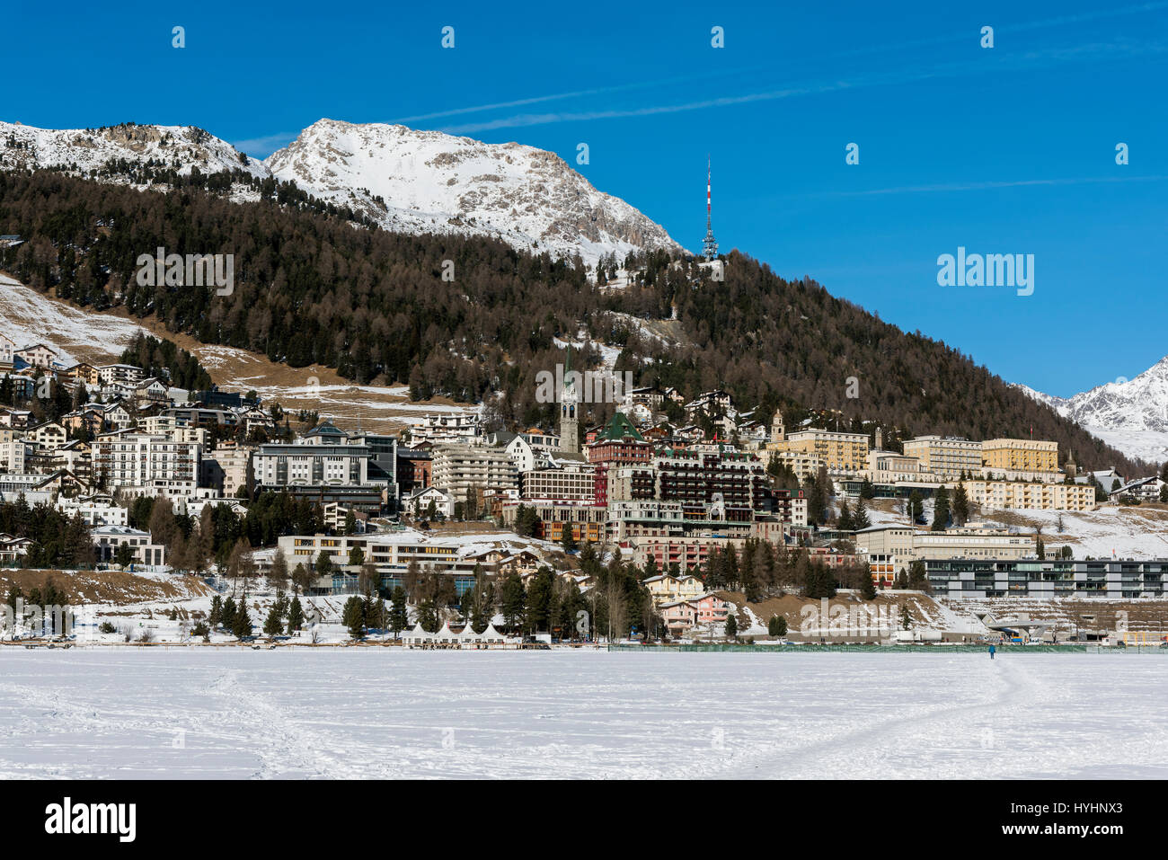 Vista invernale di San Moritz dal suo lago ghiacciato, Grigioni, Svizzera Foto Stock