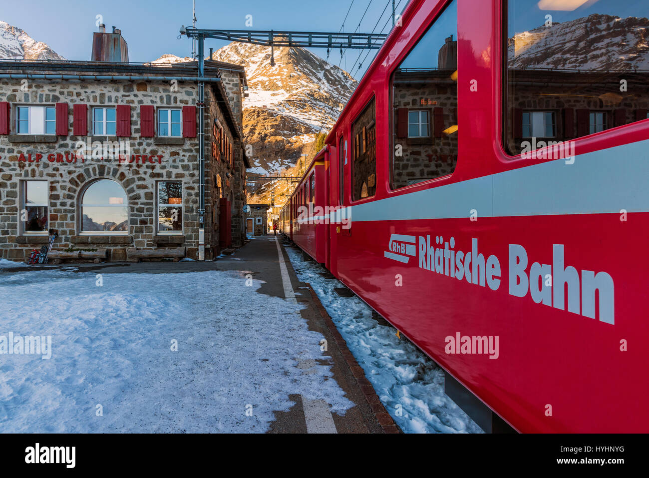 Il Bernina Express il trenino rosso a Alp Grum stazione, Grigioni, Svizzera Foto Stock
