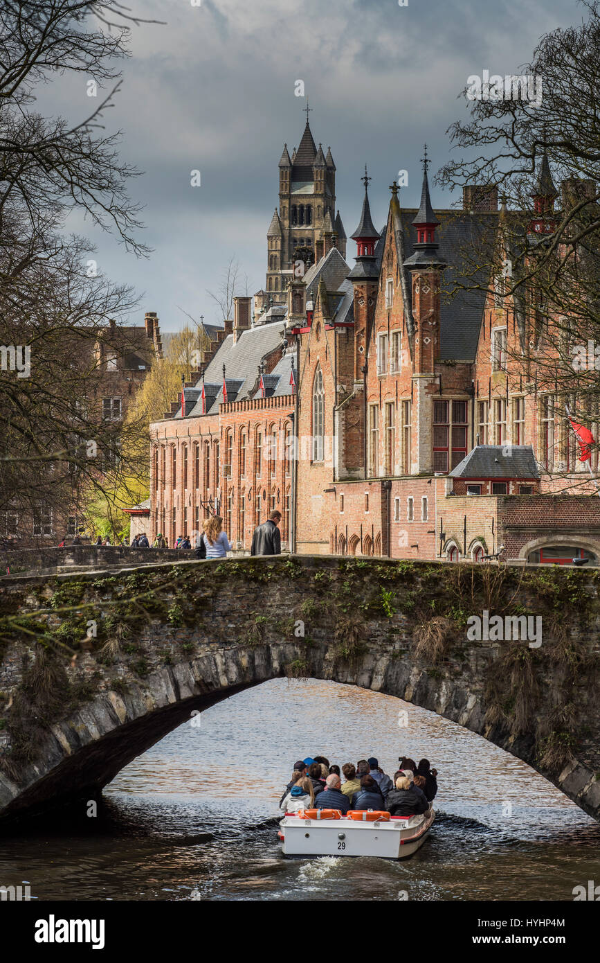 Imbarcazione turistica in Dijver canal, Bruges, Fiandre Occidentali, Belgio Foto Stock
