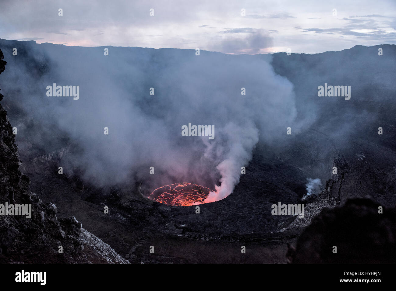 Cratere del vulcano Nyiragongo in eruzione Foto Stock