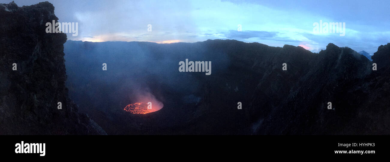 Cratere del vulcano Nyiragongo in eruzione Foto Stock