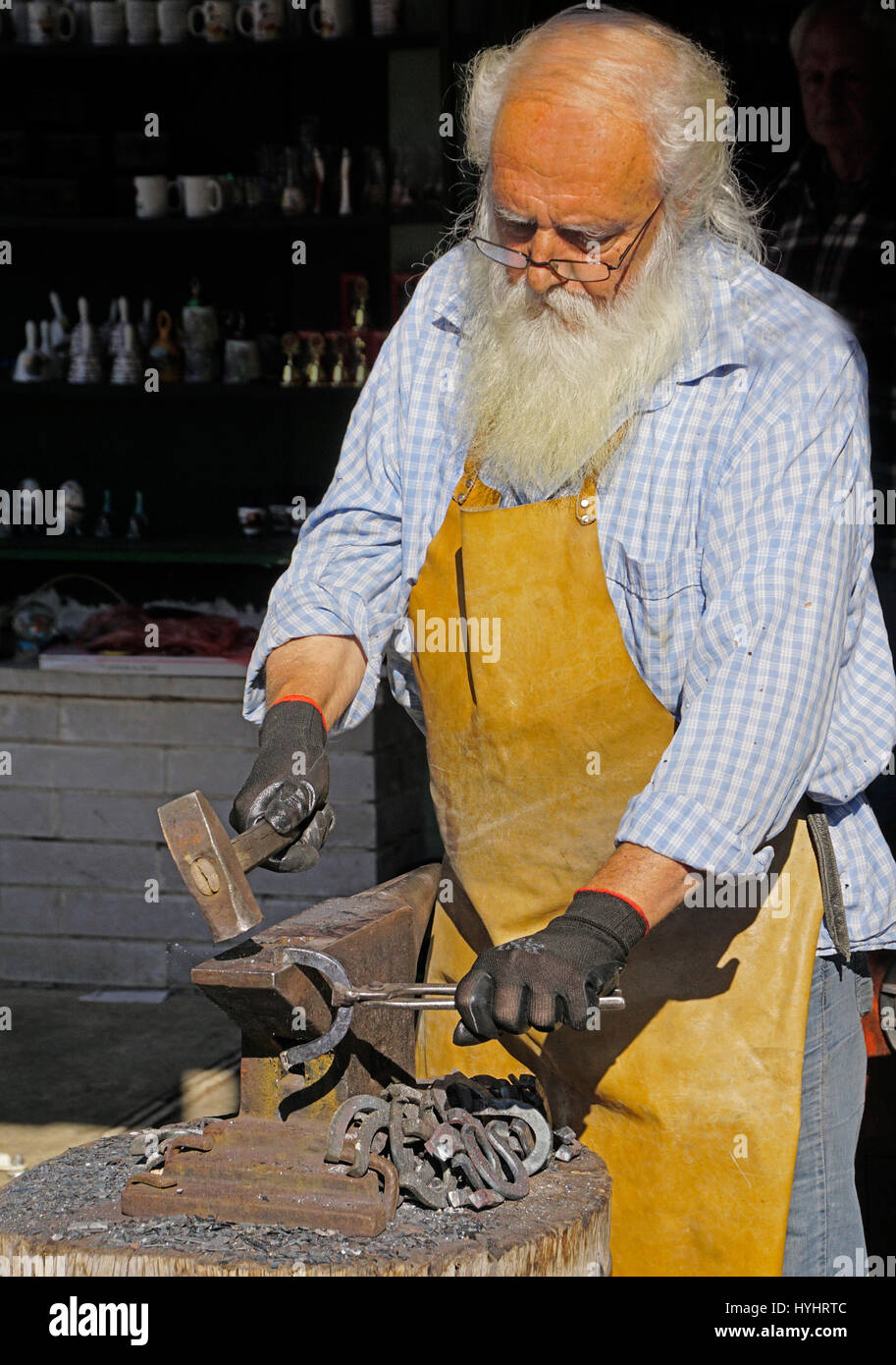Fabbro rendendo Ferri da cavallo a Cetinje, Montenegro. Foto Stock
