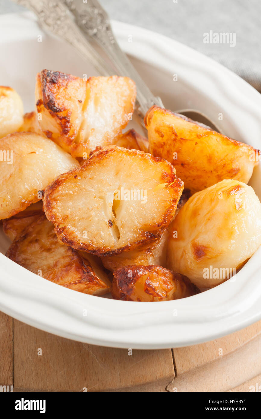 Patate arrosto cotto al forno in carni bovine il grasso finché non diventa croccante e dorata preferito un piatto di lato con arrosto di cene di domenica Foto Stock