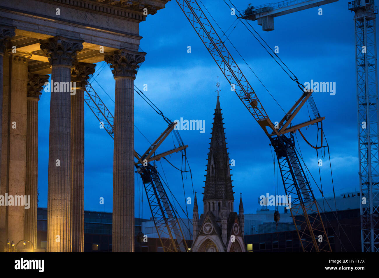 Gru su un edificio sito nel centro di Birmingham, Regno Unito Foto Stock