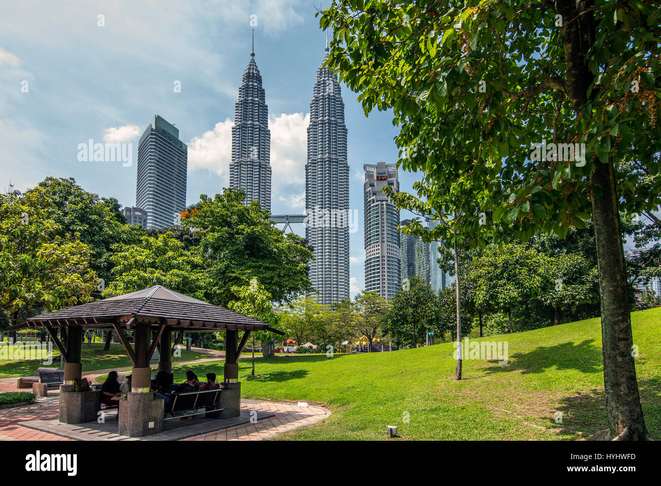 Le Petronas Twin Towers e del Parco KLCC Kuala Lumpur in Malesia Foto Stock