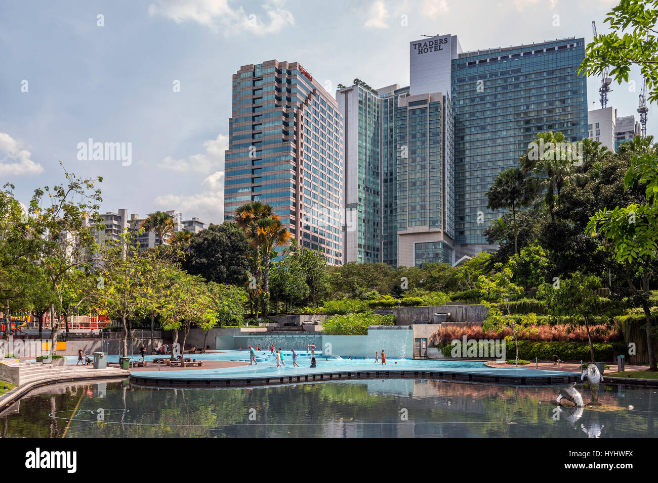 Parco KLCC e Traders Hotel, Kuala Lumpur, Malesia Foto Stock
