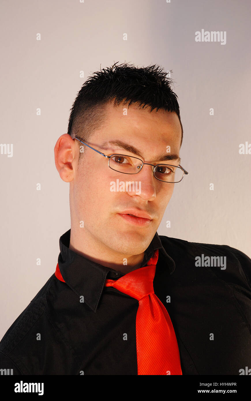 Ritratto di giovane dirigente indossando occhiali. Foto Stock