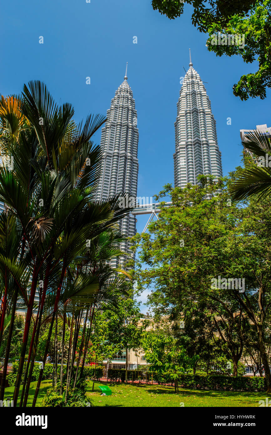 Le Petronas Twin Towers e del Parco KLCC Kuala Lumpur in Malesia Foto Stock