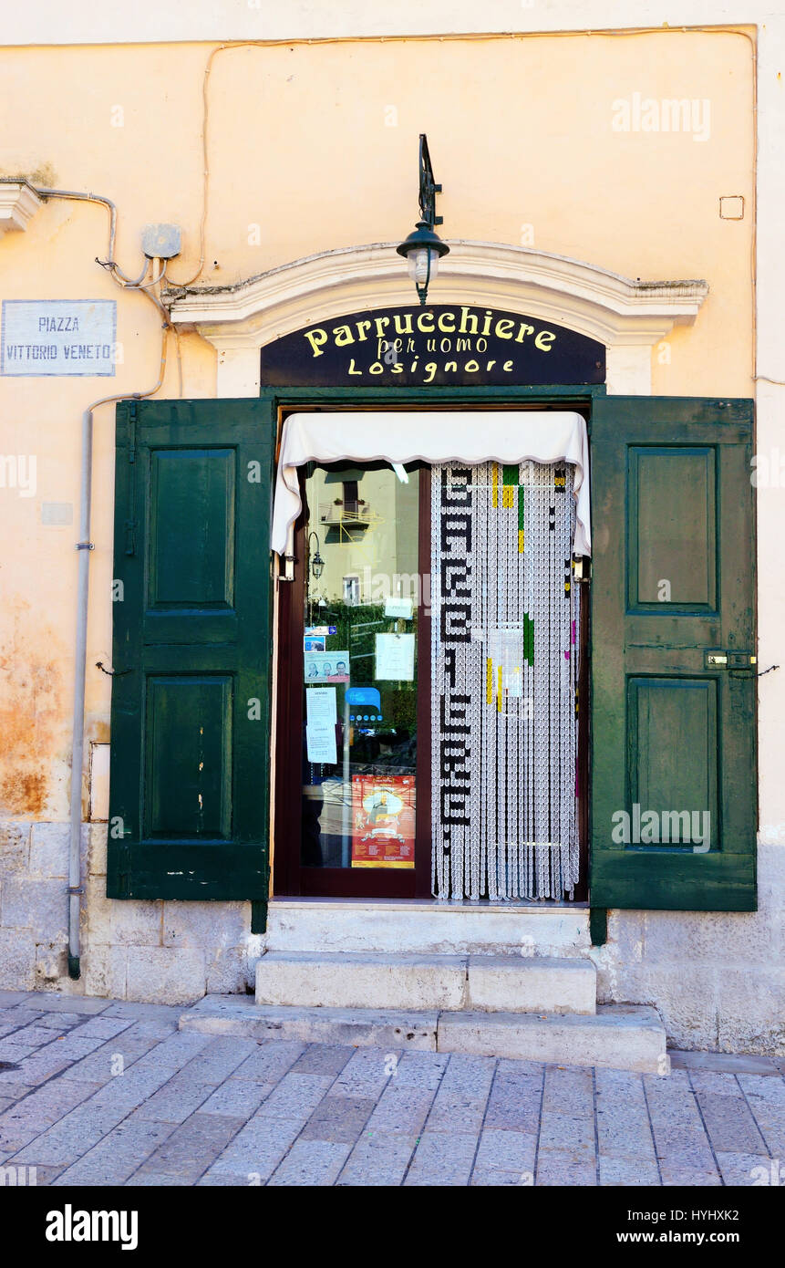 Tipico e pittoresco barbiere in Piazza Vittorio Veneto 20 agosto 2016 Matera, Basilicata Italia Foto Stock