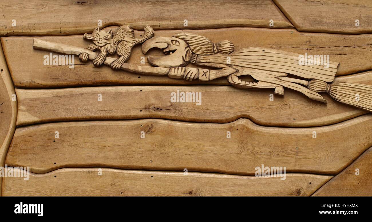 Scultura in legno della strega e gatto sul besom sulla parete di restauro nel parco dei divertimenti con la miniatura Avenue in Krajno, Polan Foto Stock