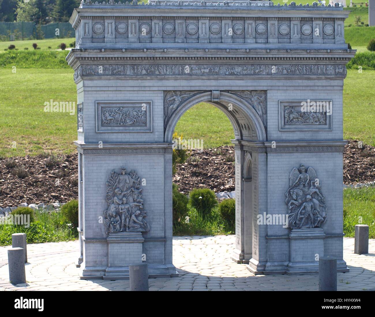 Miniatura dell'Arco di Trionfo da Parigi nel parco dei divertimenti con la miniatura Avenue in Krajno, Polonia Foto Stock