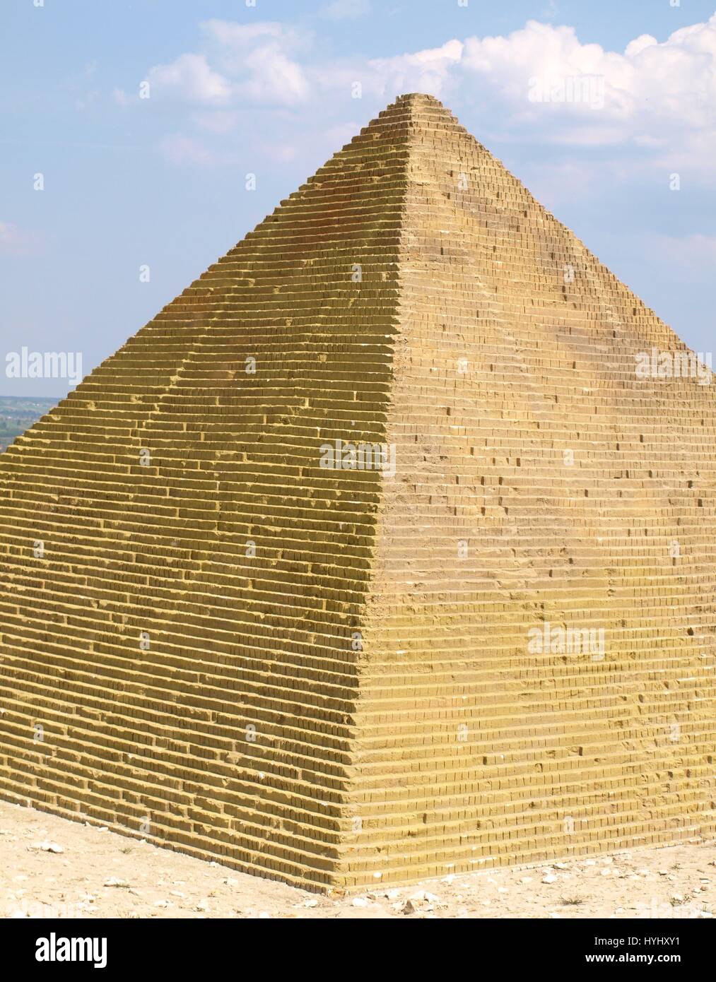 Miniatura della piramide nel parco di divertimento con la miniatura Avenue in Krajno, Polonia Foto Stock