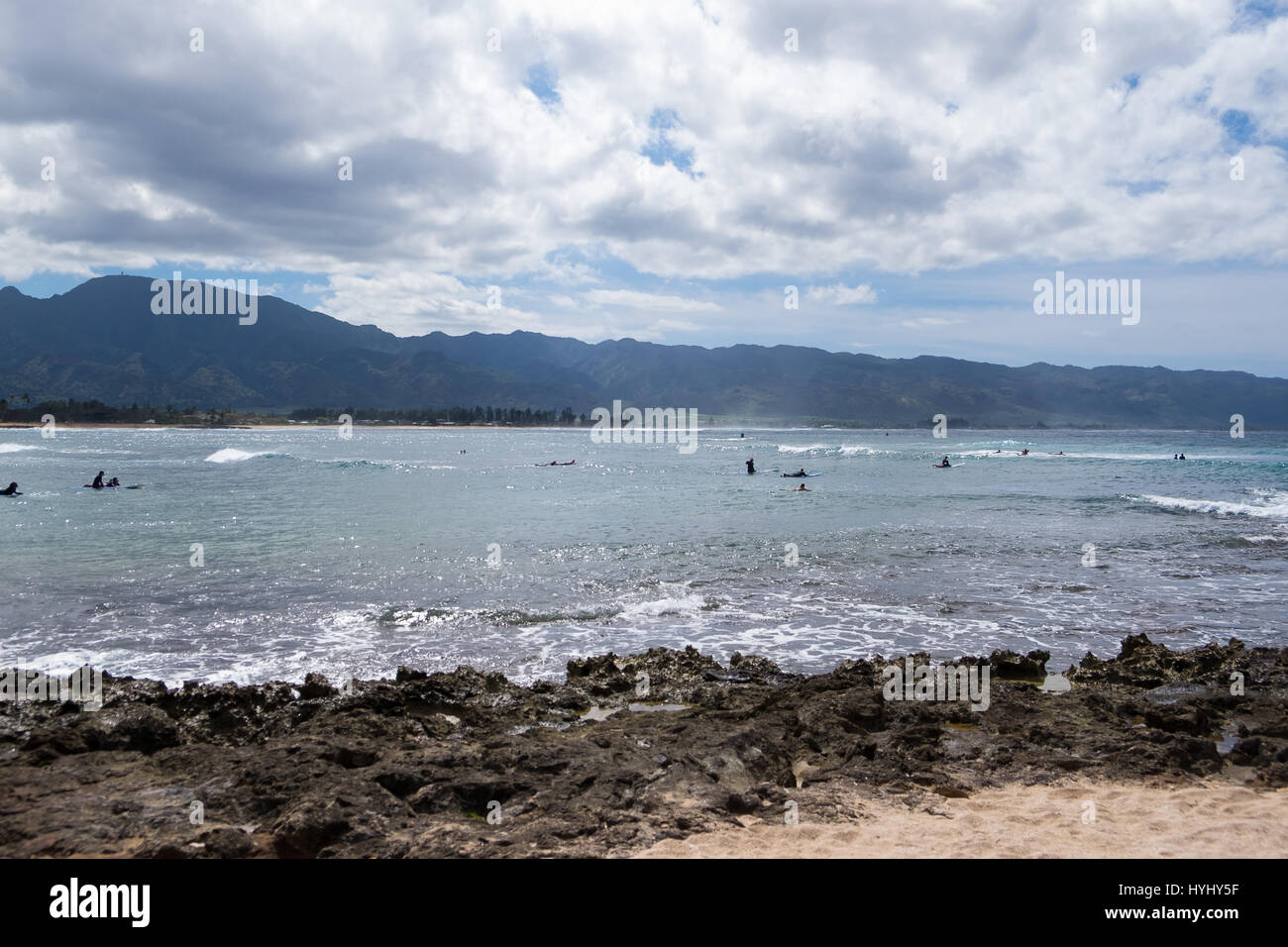 HALE'IWA, Oahu, HAWAII - Febbraio 23, 2017: giorno molto affollato con molti surfisti e scuole di surf in acqua la cattura di onde in Haleiwa Oahu Hawaii. Foto Stock