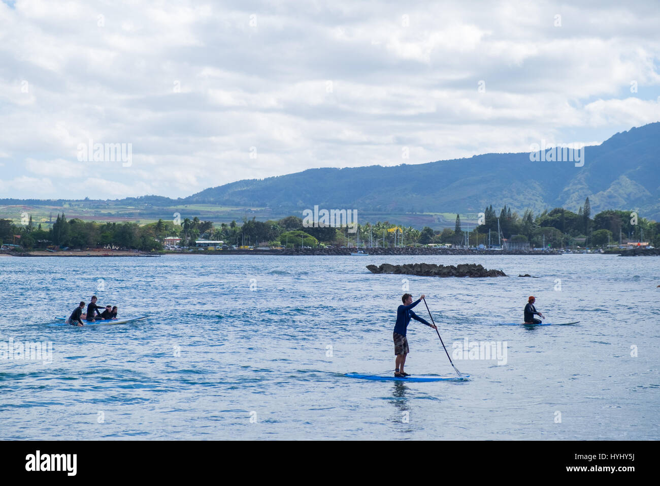HALE'IWA, Oahu, HAWAII - Febbraio 23, 2017: giorno molto affollato con molti surfisti e scuole di surf in acqua la cattura di onde in Haleiwa Oahu Hawaii. Foto Stock