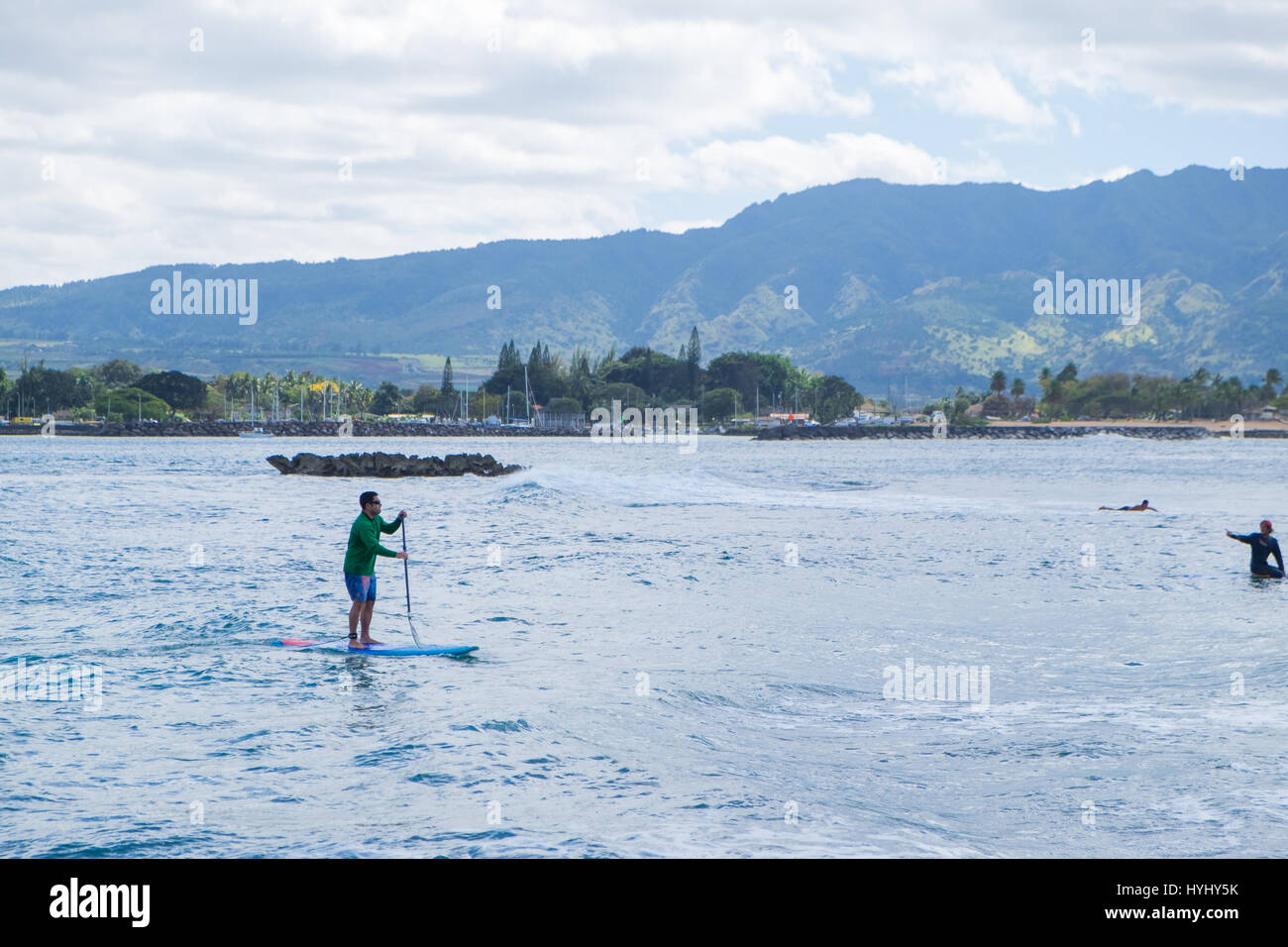 HALE'IWA, Oahu, HAWAII - Febbraio 23, 2017: giorno molto affollato con molti surfisti e scuole di surf in acqua la cattura di onde in Haleiwa Oahu Hawaii. Foto Stock